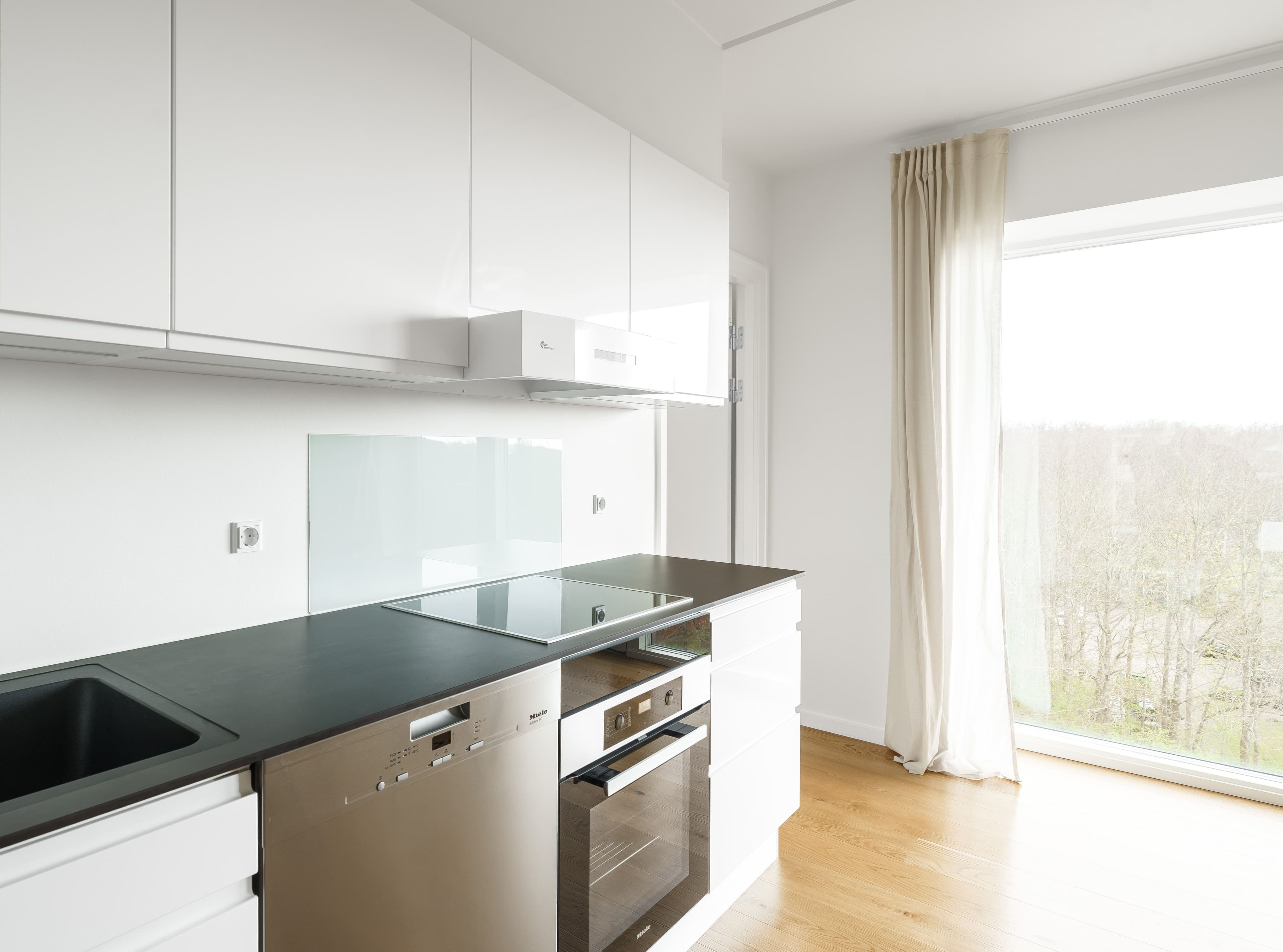A modern kitchen in a Movinn apartment